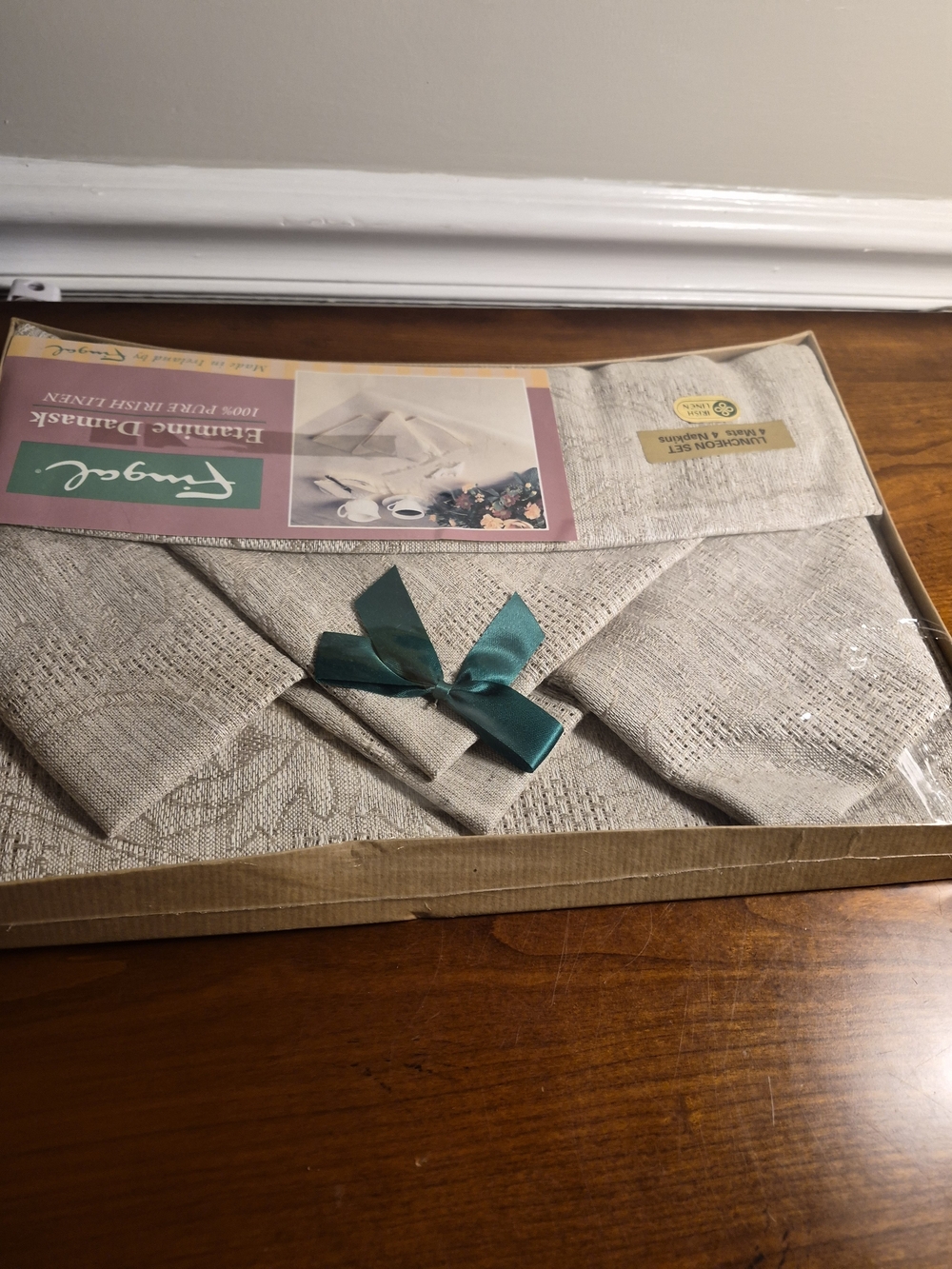 Fingal Etamine Damask 100% Pure Irish Linen 4mats,4 Napkins
